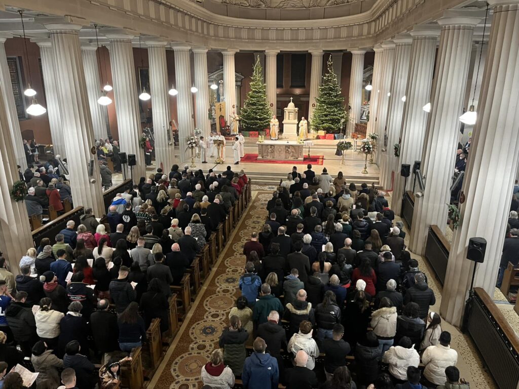 Graphic of Mass at St Mary’s Pro-Cathedral, Christmas Eve 2023 which shows the congregation standing to hear Archbishop Farrell's homily.