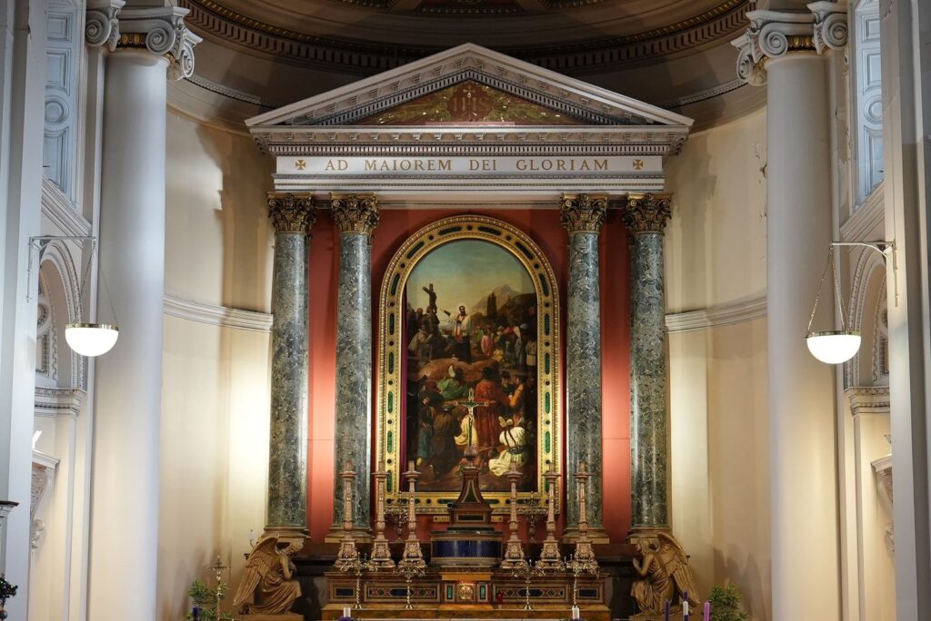 Graphic of the altar at Church of St Francis Xavier, Gardiner Street with a mural of Jesus on the Cross and two statues of angels praying to the mural.