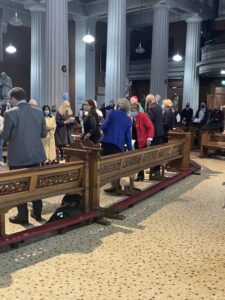 Graphic of a group of people gathered in the synodal church standing up.