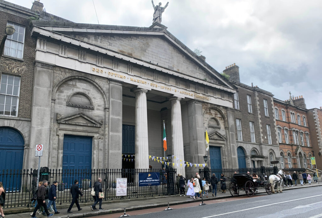 Graphic showing an important building in Dublin with people walking past and flags up outside of it.